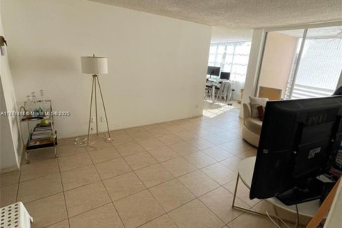 Condo in Davie, Florida, 2 bedrooms  № 1943870 - photo 1