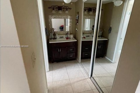 Condo in Davie, Florida, 2 bedrooms  № 1943870 - photo 11