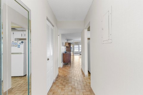 Condo in Margate, Florida, 2 bedrooms  № 2376449 - photo 10