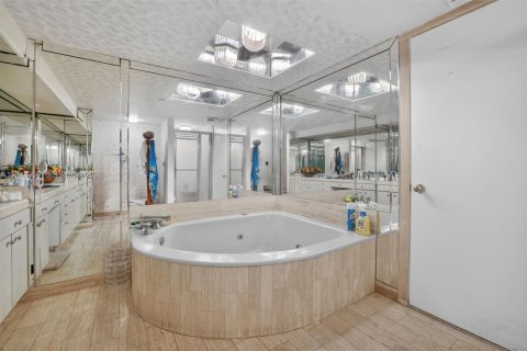 Condo in Aventura, Florida, 2 bedrooms № 2055047 - photo 27