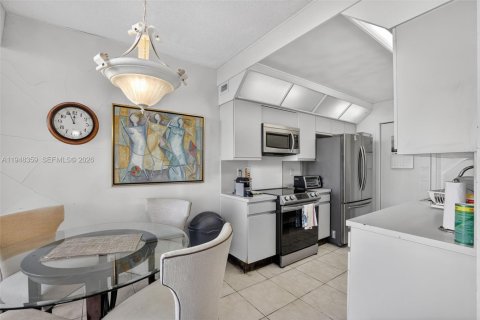 Condo in Aventura, Florida, 2 bedrooms № 2055047 - photo 14