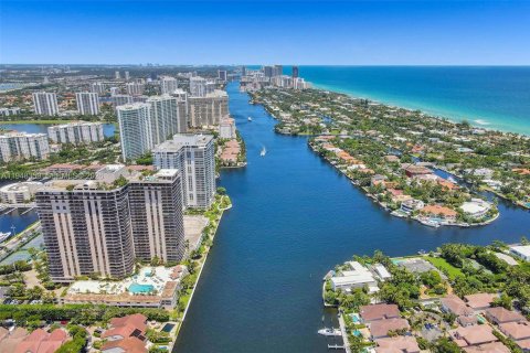 Condo in Aventura, Florida, 2 bedrooms № 2055047 - photo 3