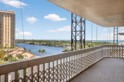 Condo in Aventura, Florida, 2 bedrooms № 2055047 - photo 11