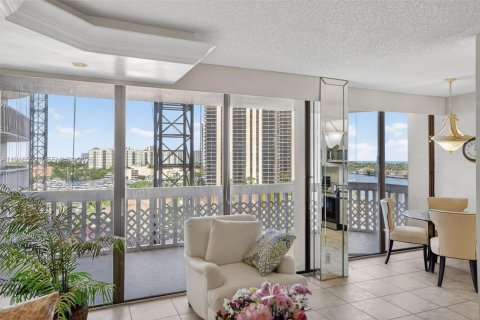 Condo in Aventura, Florida, 2 bedrooms № 2055047 - photo 9