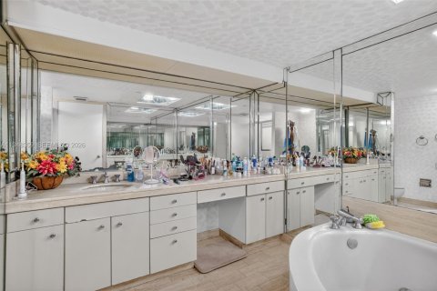 Condo in Aventura, Florida, 2 bedrooms № 2055047 - photo 28