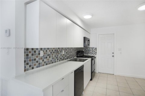 House in Fort Lauderdale, Florida 2 bedrooms, 146.23 sq.m. № 2076371