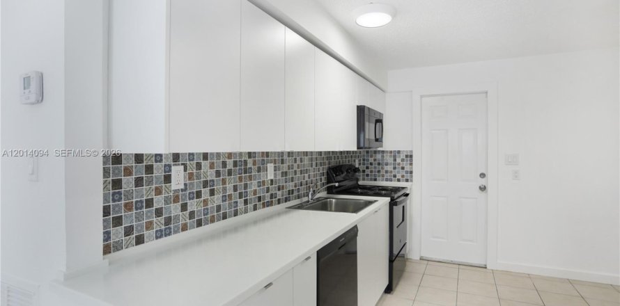 House in Fort Lauderdale, Florida 2 bedrooms, 146.23 sq.m. № 2076371