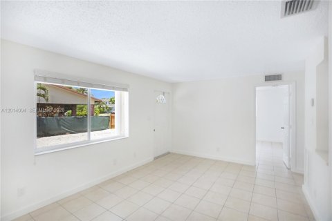 House in Fort Lauderdale, Florida 2 bedrooms, 146.23 sq.m. № 2076371 - photo 21