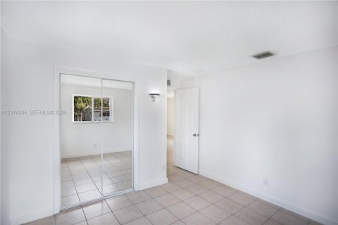 House in Fort Lauderdale, Florida 2 bedrooms, 146.23 sq.m. № 2076371 - photo 8
