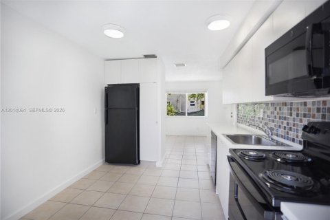 House in Fort Lauderdale, Florida 2 bedrooms, 146.23 sq.m. № 2076371 - photo 4