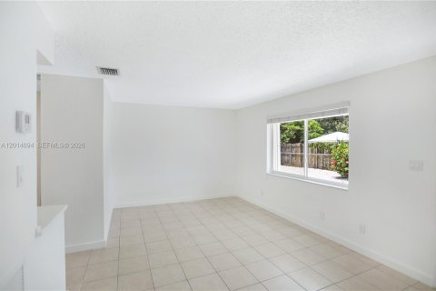 House in Fort Lauderdale, Florida 2 bedrooms, 146.23 sq.m. № 2076371 - photo 7