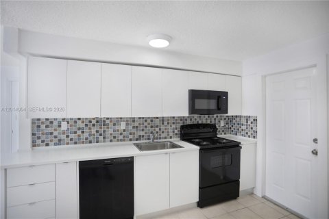 House in Fort Lauderdale, Florida 2 bedrooms, 146.23 sq.m. № 2076371 - photo 5