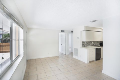 House in Fort Lauderdale, Florida 2 bedrooms, 146.23 sq.m. № 2076371 - photo 2