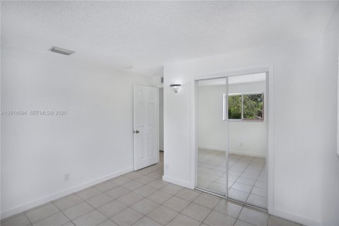 House in Fort Lauderdale, Florida 2 bedrooms, 146.23 sq.m. № 2076371 - photo 11