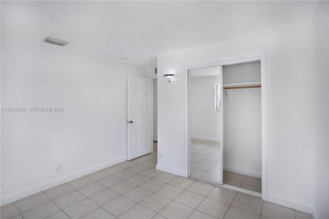 House in Fort Lauderdale, Florida 2 bedrooms, 146.23 sq.m. № 2076371 - photo 17
