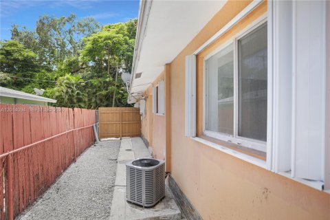 House in Fort Lauderdale, Florida 2 bedrooms, 146.23 sq.m. № 2076371 - photo 27