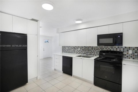 House in Fort Lauderdale, Florida 2 bedrooms, 146.23 sq.m. № 2076371 - photo 3