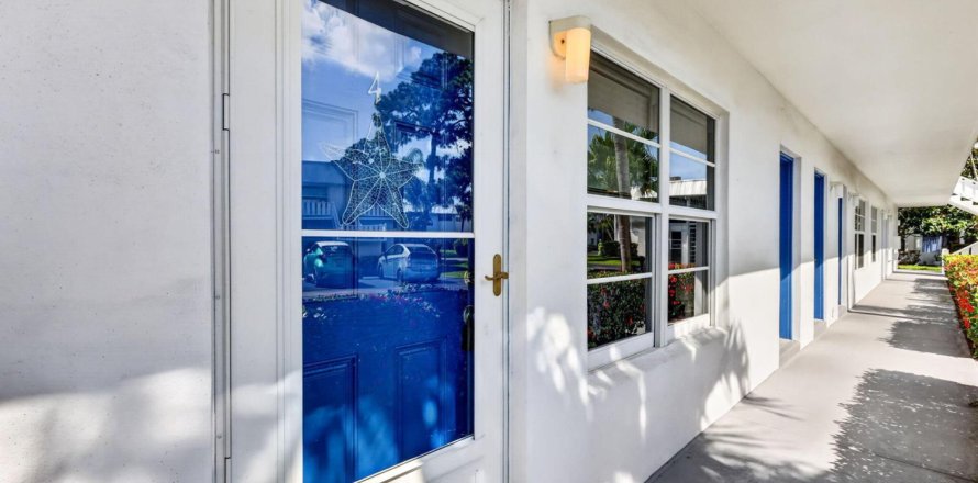 Condo in Stuart, Florida, 2 bedrooms  № 2183096