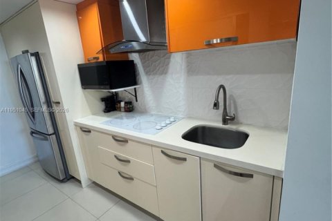 Condo in Sunny Isles Beach, Florida  № 2052852 - photo 4