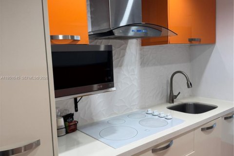 Condo in Sunny Isles Beach, Florida  № 2052852 - photo 5