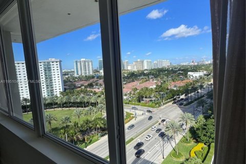 Condo in Sunny Isles Beach, Florida  № 2052852 - photo 2