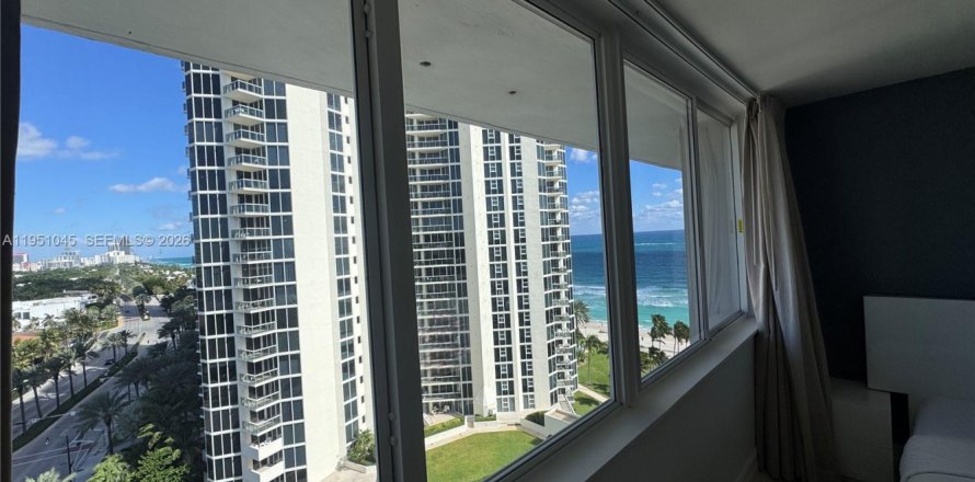 Studio in the Condo in Sunny Isles Beach, Florida  № 2052852