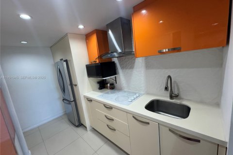 Condo in Sunny Isles Beach, Florida  № 2052852 - photo 3