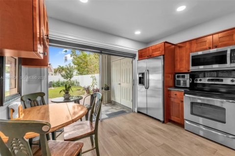 Townhouse in Miami, Florida 2 bedrooms, 84.45 sq.m. № 2011924 - photo 8