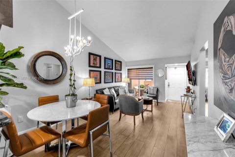 Townhouse in Miami, Florida 2 bedrooms, 84.45 sq.m. № 2011924 - photo 7