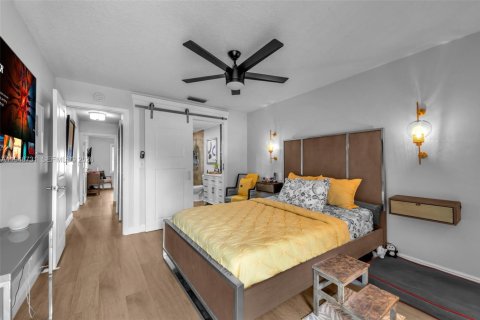 Townhouse in Miami, Florida 2 bedrooms, 84.45 sq.m. № 2011924 - photo 13