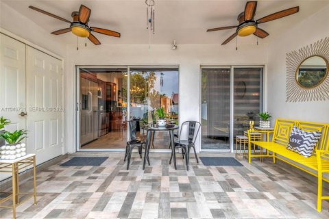 Townhouse in Miami, Florida 2 bedrooms, 84.45 sq.m. № 2011924 - photo 18