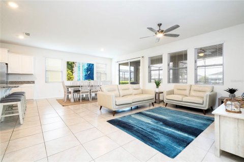 House in Davenport, Florida 6 bedrooms, 303.23 sq.m. № 2233246 - photo 9