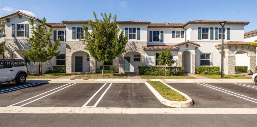 Townhouse in Miami, Florida 3 bedrooms, 137.77 sq.m. № 2018352