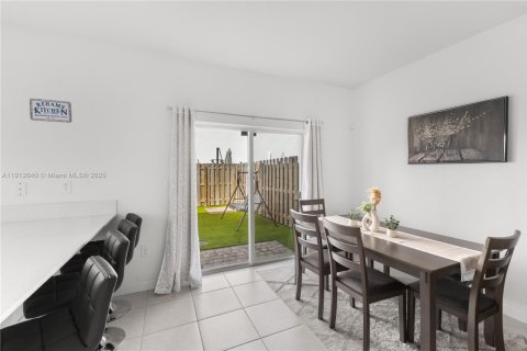Townhouse in Miami, Florida 3 bedrooms, 137.77 sq.m. № 2018352 - photo 12