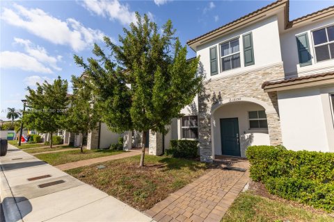 Townhouse in Miami, Florida 3 bedrooms, 137.77 sq.m. № 2018352 - photo 4