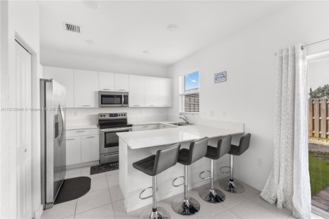 Townhouse in Miami, Florida 3 bedrooms, 137.77 sq.m. № 2018352 - photo 14