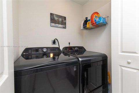 Townhouse in Miami, Florida 3 bedrooms, 137.77 sq.m. № 2018352 - photo 9