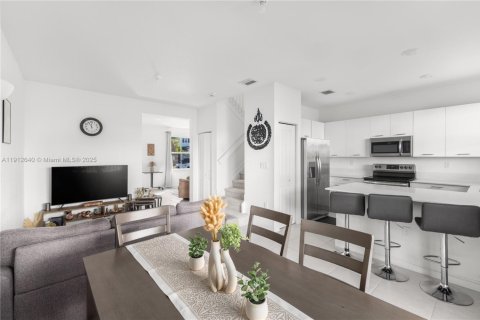 Townhouse in Miami, Florida 3 bedrooms, 137.77 sq.m. № 2018352 - photo 13