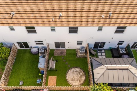 Townhouse in Miami, Florida 3 bedrooms, 137.77 sq.m. № 2018352 - photo 25