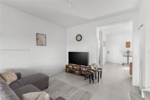 Townhouse in Miami, Florida 3 bedrooms, 137.77 sq.m. № 2018352 - photo 11