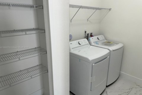 Casa en venta en Homestead, Florida, 5 dormitorios, 239.97 m2 № 1965633 - foto 18