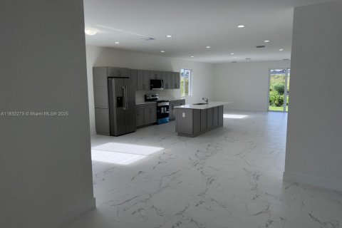 Casa en venta en Homestead, Florida, 5 dormitorios, 239.97 m2 № 1965633 - foto 4