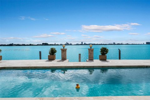 House in North Miami, Florida 7 bedrooms, 510.31 sq.m. № 2007875 - photo 3