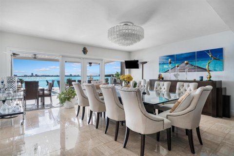 House in North Miami, Florida 7 bedrooms, 510.31 sq.m. № 2007875 - photo 13