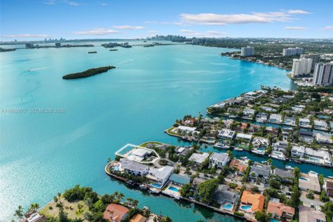 House in North Miami, Florida 7 bedrooms, 510.31 sq.m. № 2007875 - photo 29