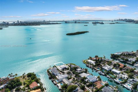 House in North Miami, Florida 7 bedrooms, 510.31 sq.m. № 2007875 - photo 5