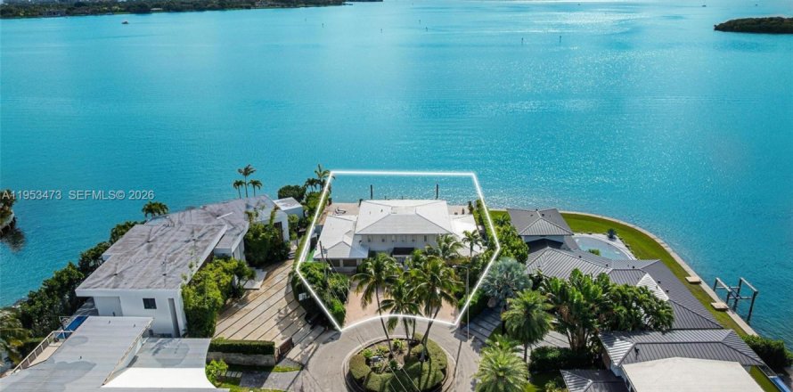 House in North Miami, Florida 7 bedrooms, 510.31 sq.m. № 2007875