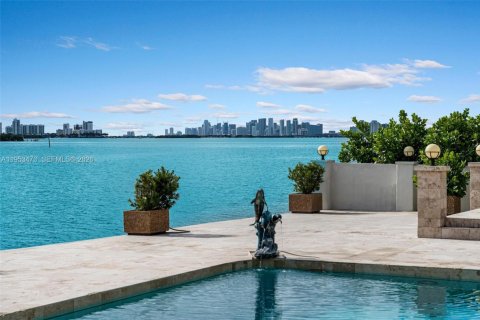 House in North Miami, Florida 7 bedrooms, 510.31 sq.m. № 2007875 - photo 21