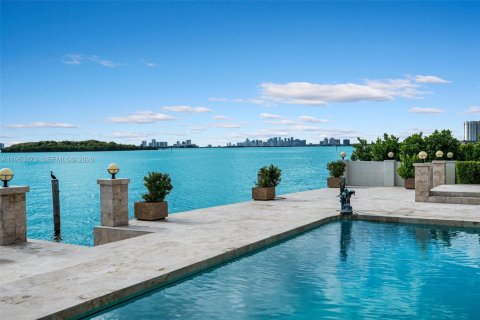 House in North Miami, Florida 7 bedrooms, 510.31 sq.m. № 2007875 - photo 20