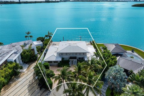 House in North Miami, Florida 7 bedrooms, 510.31 sq.m. № 2007875 - photo 10